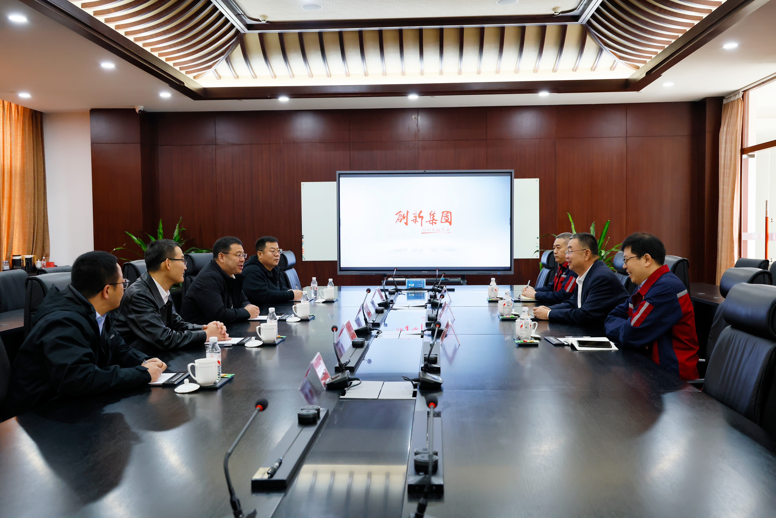 华夏银行呼和浩特分行副行长戴静涛一行来创新集团调研