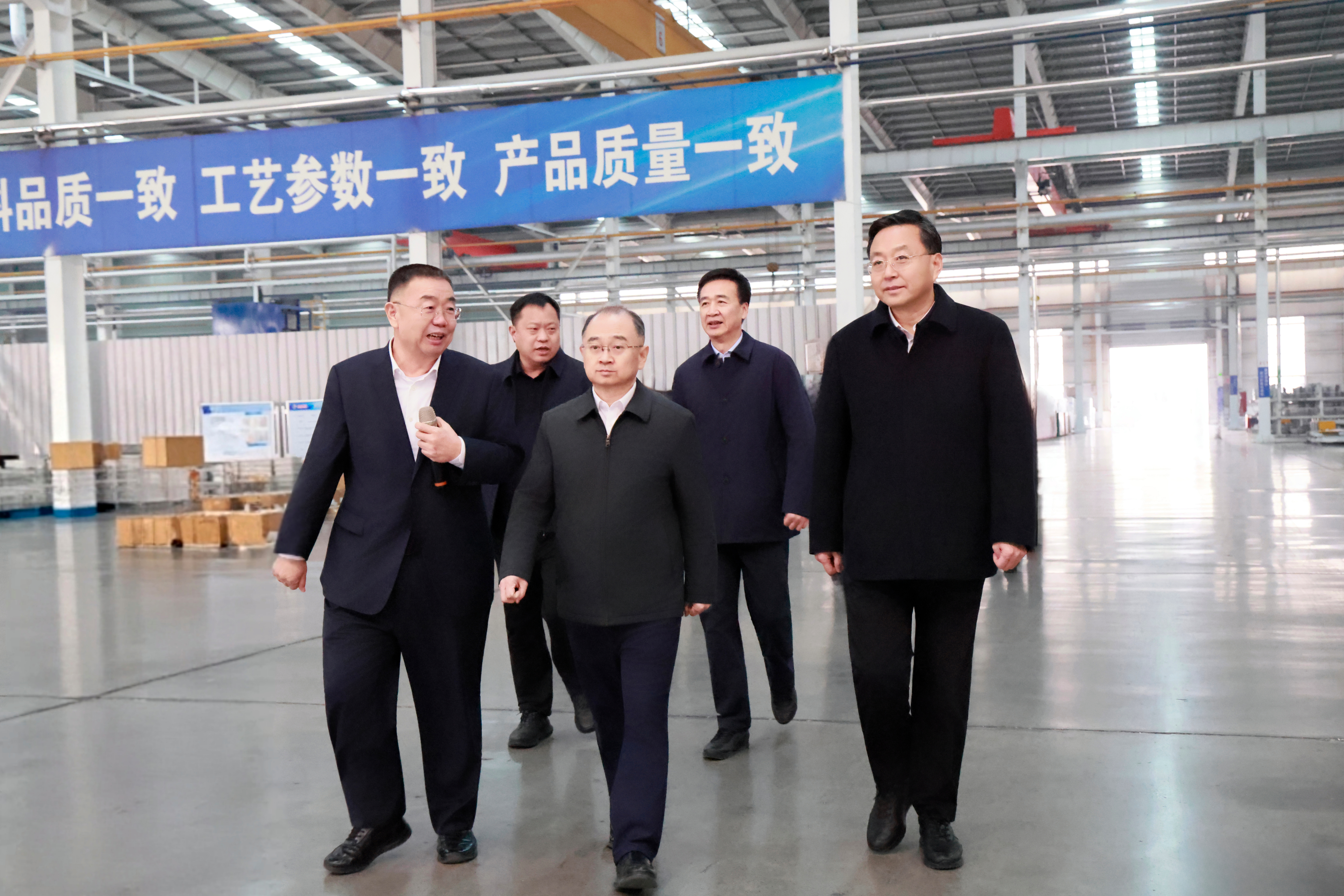 山东省政协副主席、滨州市委书记宋永祥，滨州市委副书记、市长李春田来创新集团走访慰问并调研节日生产工作